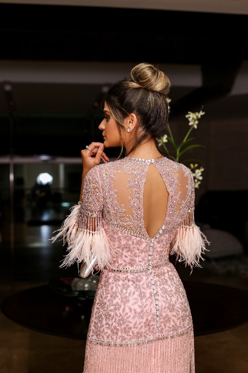 Thassia Naves vestido rose com franja e plumas