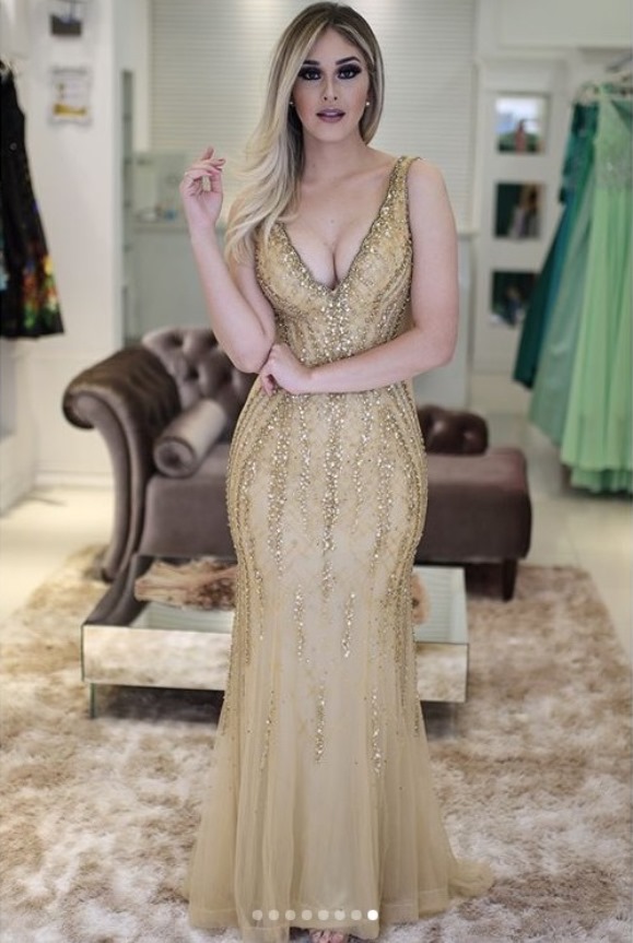 vestido dourado nude