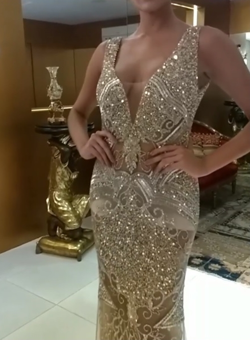 vestido longo com brilho dourado