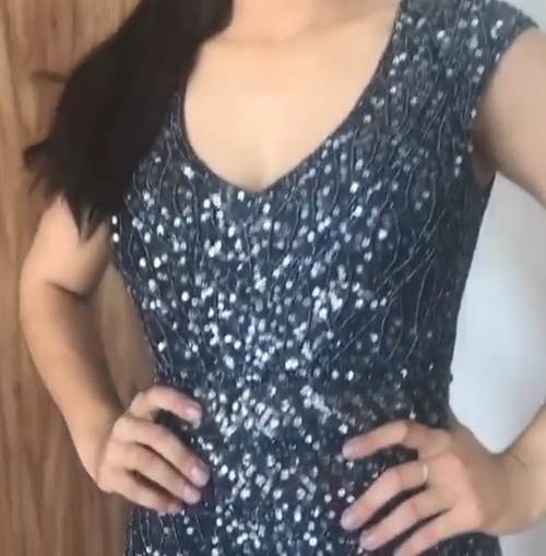 vestido longo com brilho azul