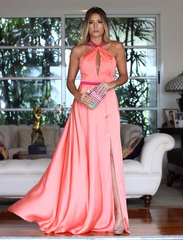 vestido na cor coral