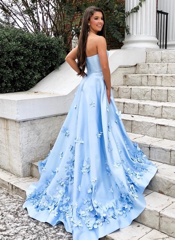 vestido de debutante azul e branco