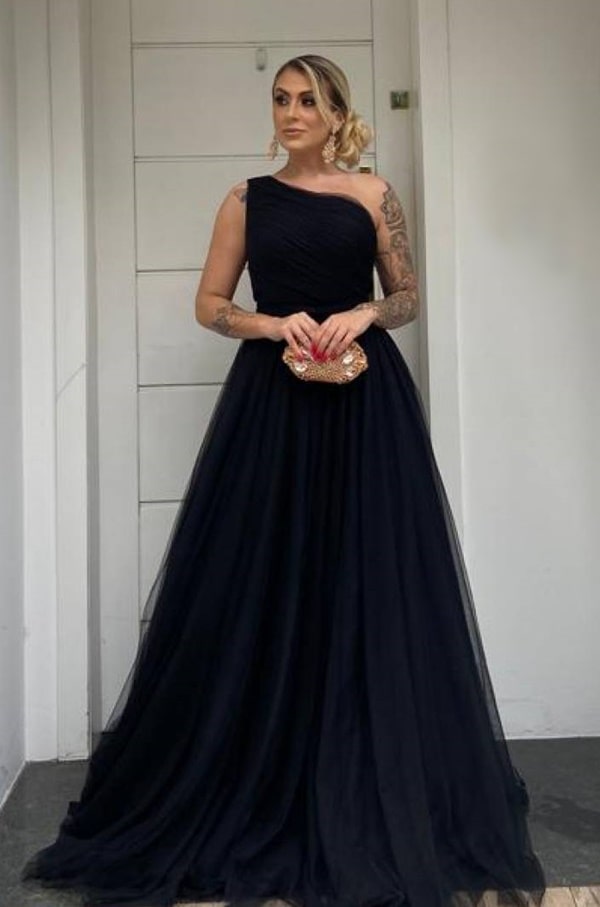 vestido de festa preto de tule com saia ampla modelo um ombro só