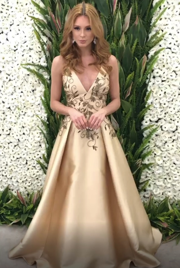 vestido dourado longo estilo princesa