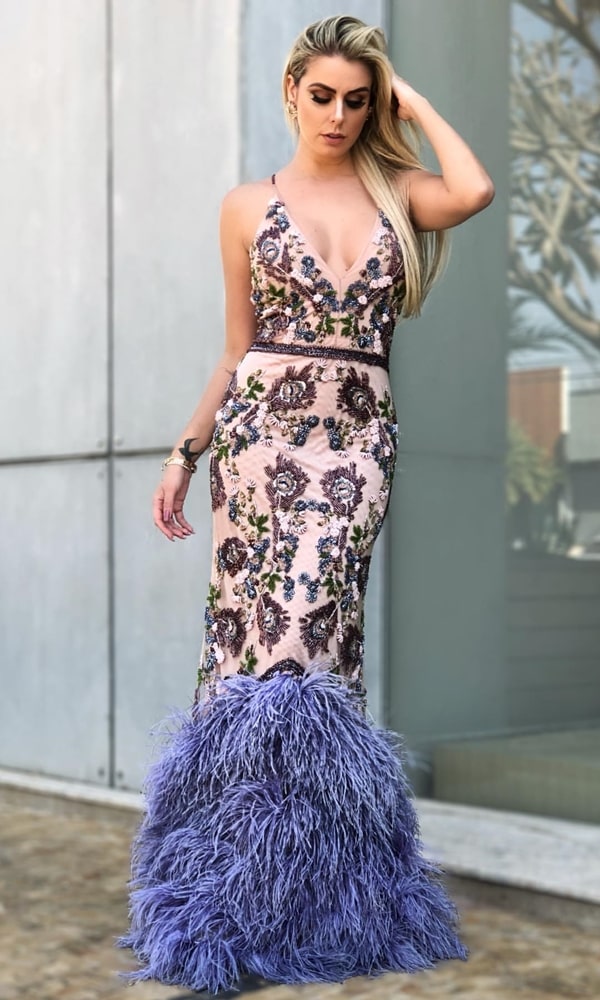 vestido longo com plumas