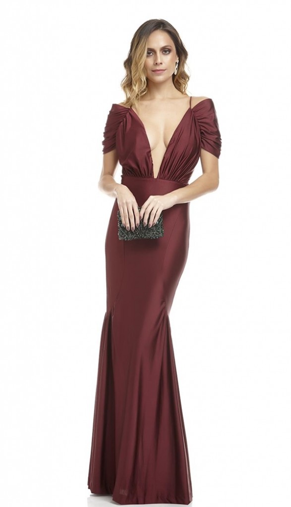 vestido longo com marsala com decote profundo