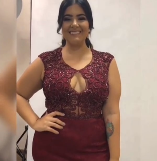 vestido marsala plus size