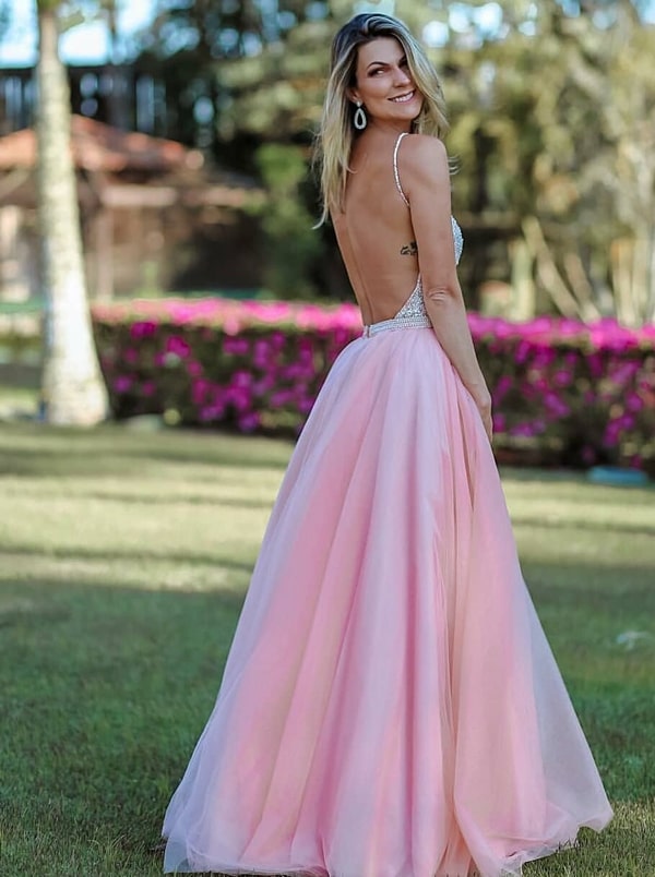 vestido longo rosa claro saia princesa e decote costas