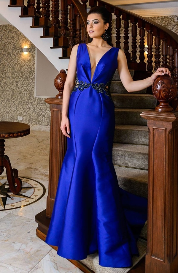 Vestido de festa longo azul royal sereia com decote V e bordado na cintura
