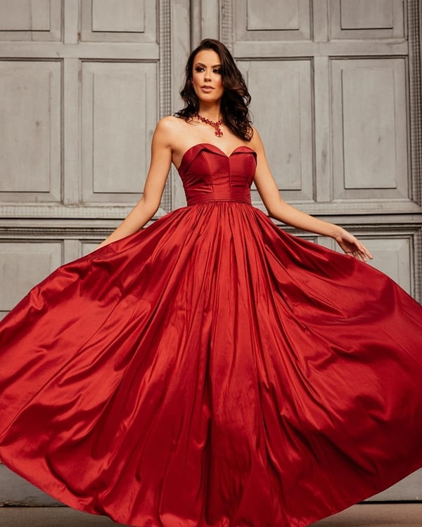 vestido de festa vermelho longo com decote tomara que caia e  saia estilo princesa