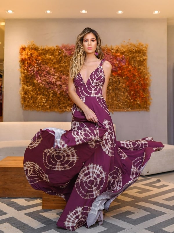 20 vestidos de festa vinho para madrinhas de casamentos e formandas! Na foto vestido vinho longo estampado