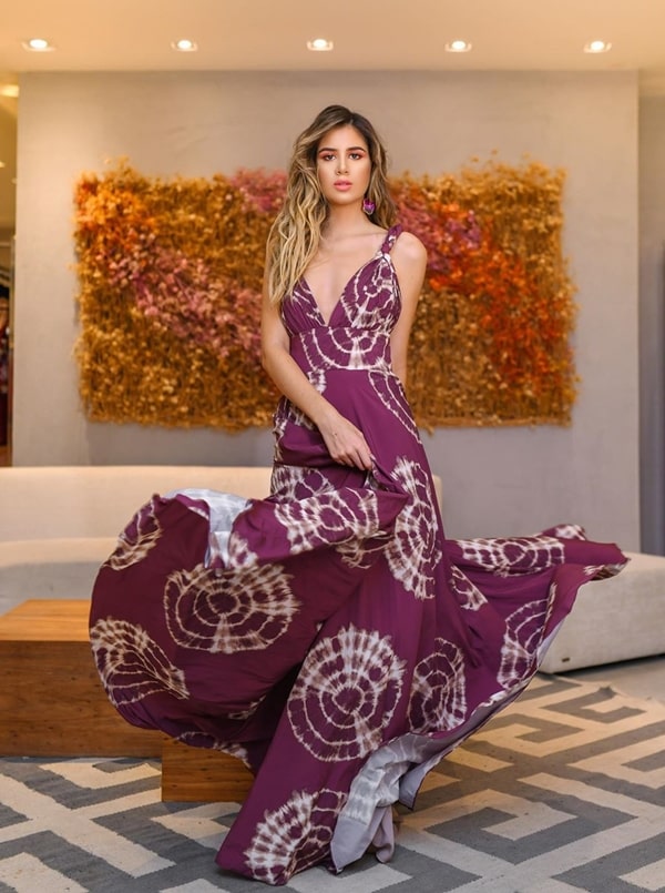 20 vestidos de festa vinho para madrinhas de casamentos e formandas!  Na foto vestido vinho longo estampado