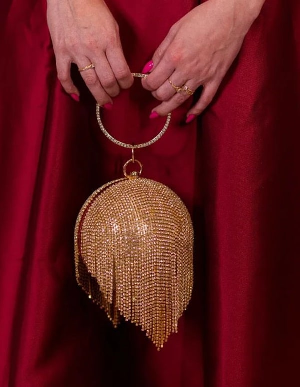 vestido de festa marsala com bolsa clutch dourada esfera com franja