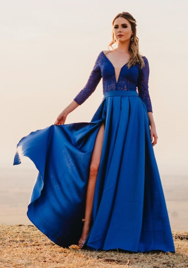 vestido de festa longo azul royal estilo princesa com fenda