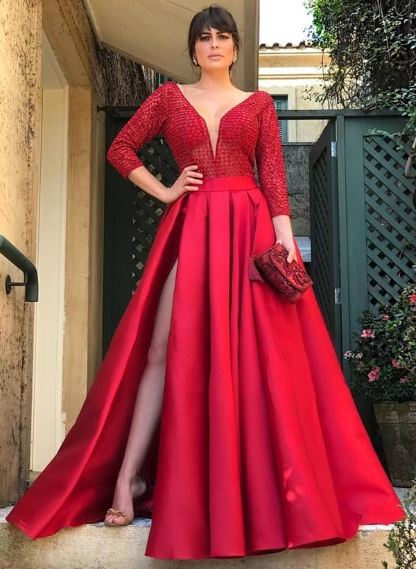 vestido de festa vermelho estilo princesa com fenda e mangas longas