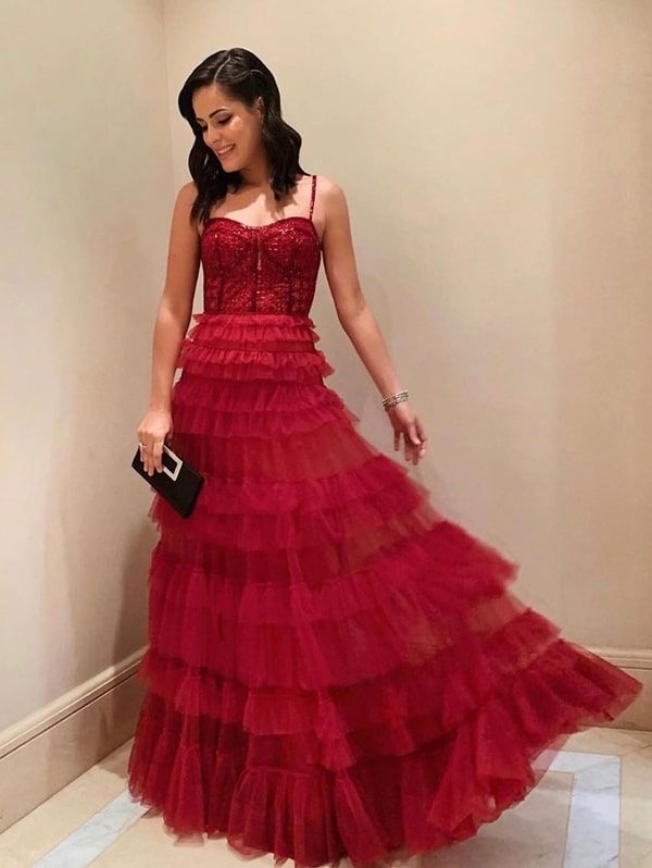 Mariah Bernardes de vestido de festa longo vermelho