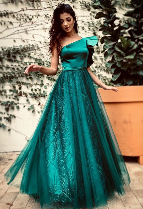 vestido de um ombro só verde com babado para madrinha de casamento