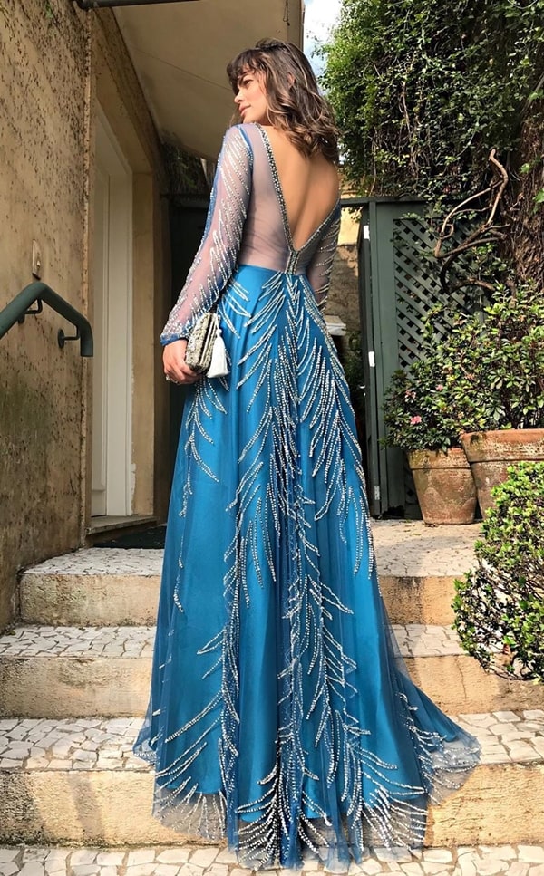 vestido de festa longo azul bordado com decote nas costas