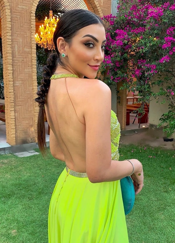 vestido de festa longo verde neon fluor com decote nas costas para convidada de casamento