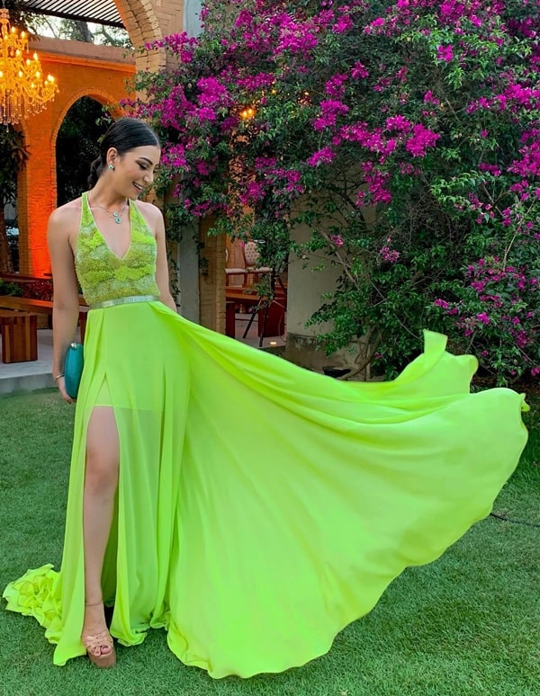 vestido de festa longo verde neon fluor com fenda para convidada de casamento