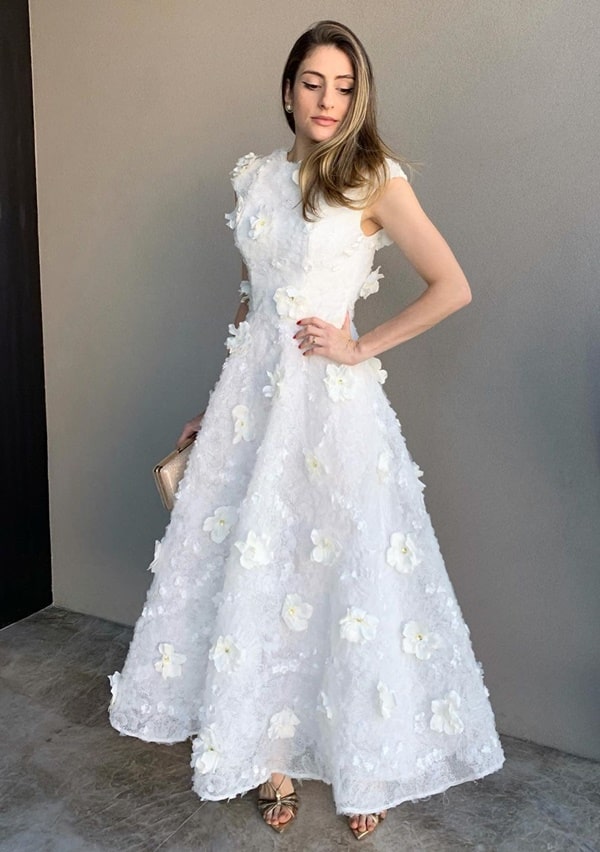 Vestido branco midi com aplicação de bordados de flores 3D para noiva, casamento civil e noivado