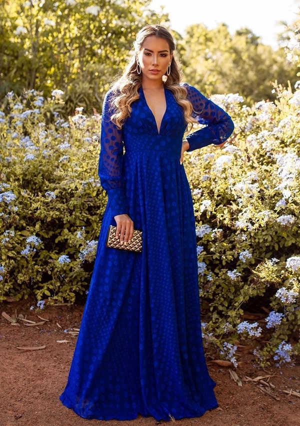 vestido longo azul royal com estampa de poás e manga longa