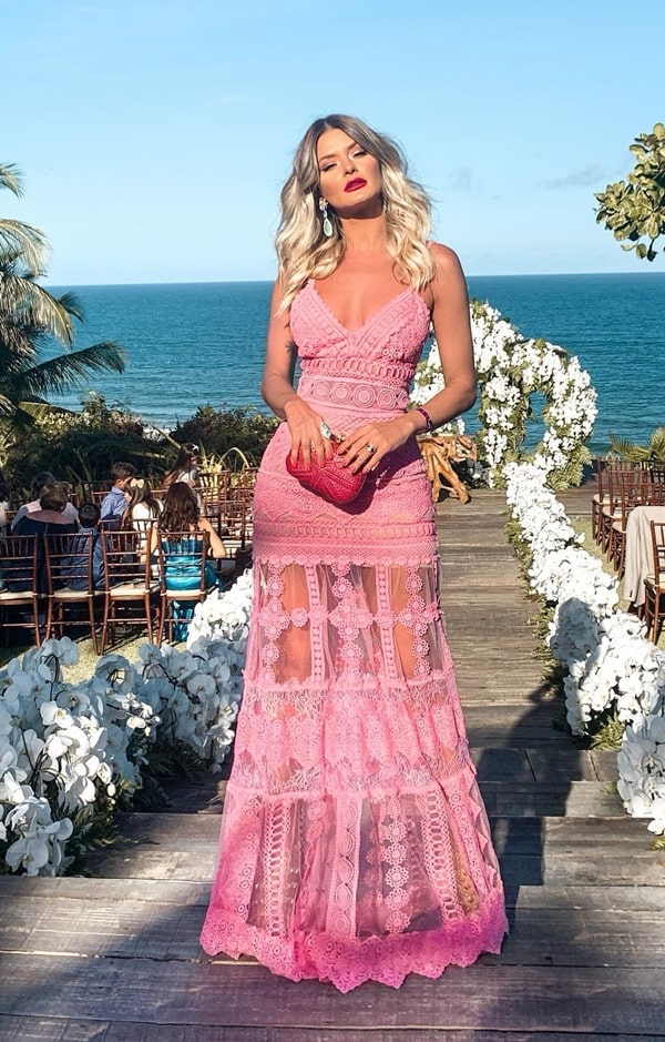 vestido longo rosa com transparência nas pernas para convidada de casamento na praia