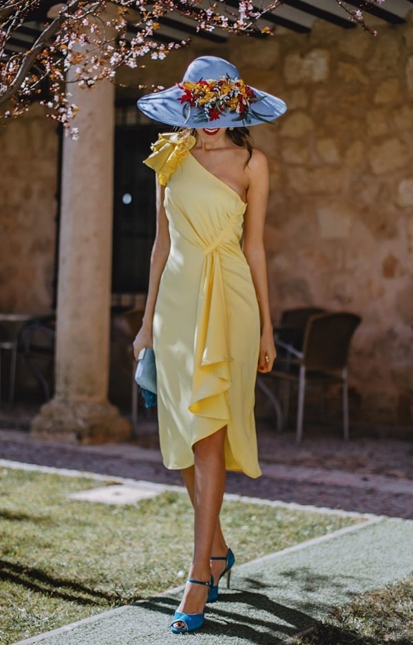 chapéu com flores e vestido midi para casamento ao ar livre