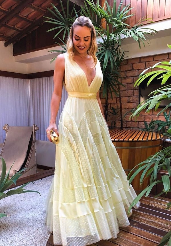 Layla Monteiro vestido de festa amarelo claro madrinha de casamento na praia