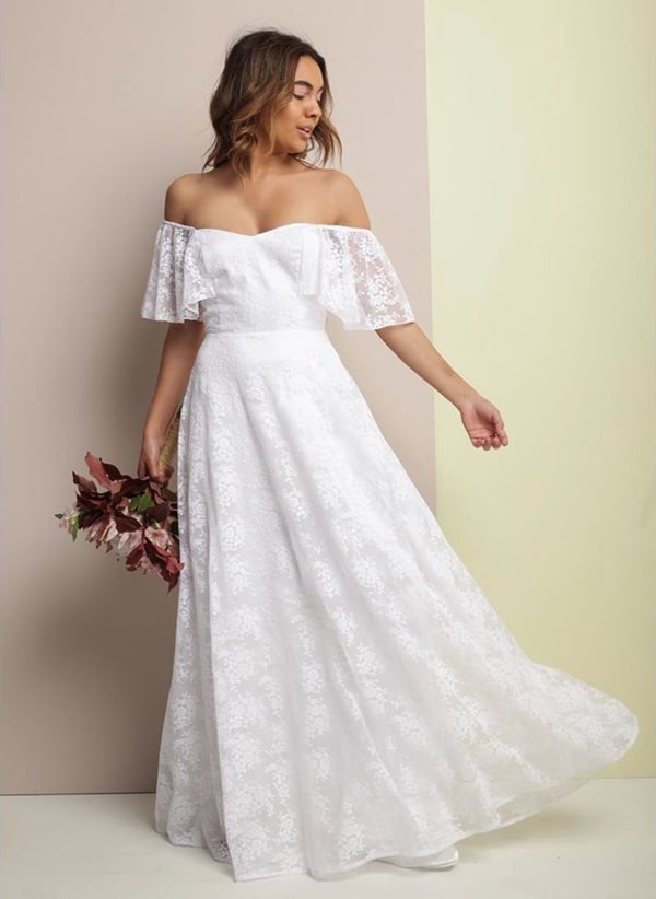 vestido de noiva simples de renda para casamento durante o dia