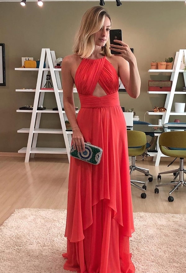 vestido longo coral fluido para casamento