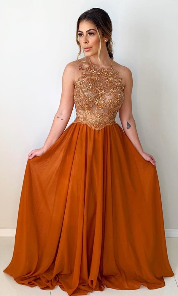 vestido de festa em tons terrosos