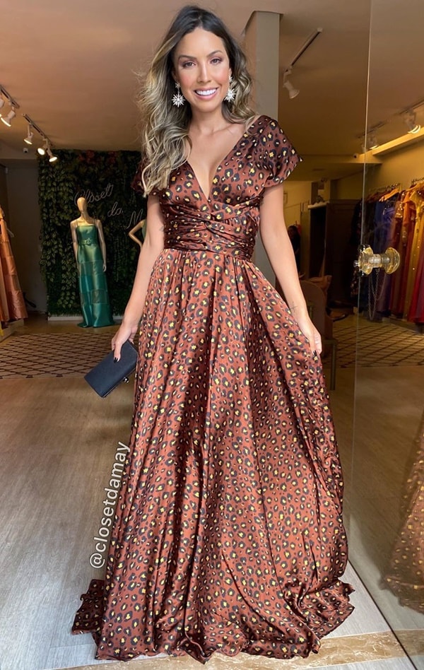 vestido longo em tons terrosos com estampa animal print