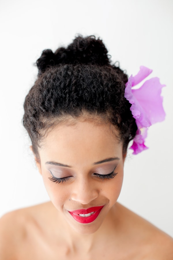 penteado coque para cabelo crespo com flores naturais