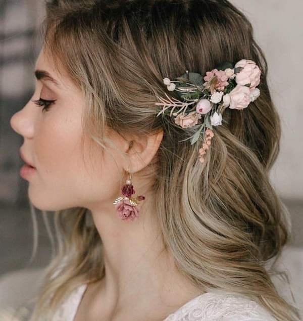 penteado natural com flores artificiais para noiva casamento civil