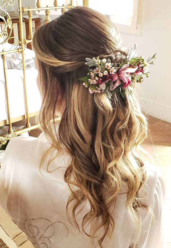 penteado semi preso com flores naturais para noiva