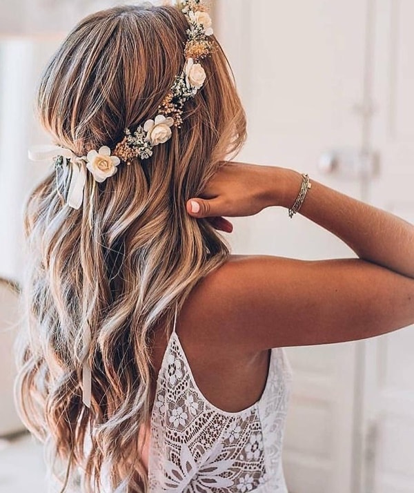 penteado natural com tiara de flores artificiais para noiva