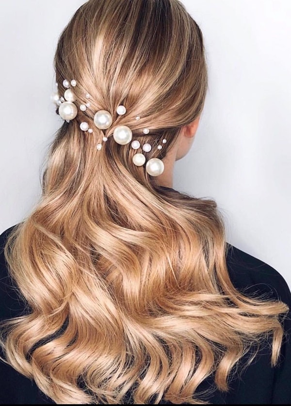 penteado semi preso com pérolas