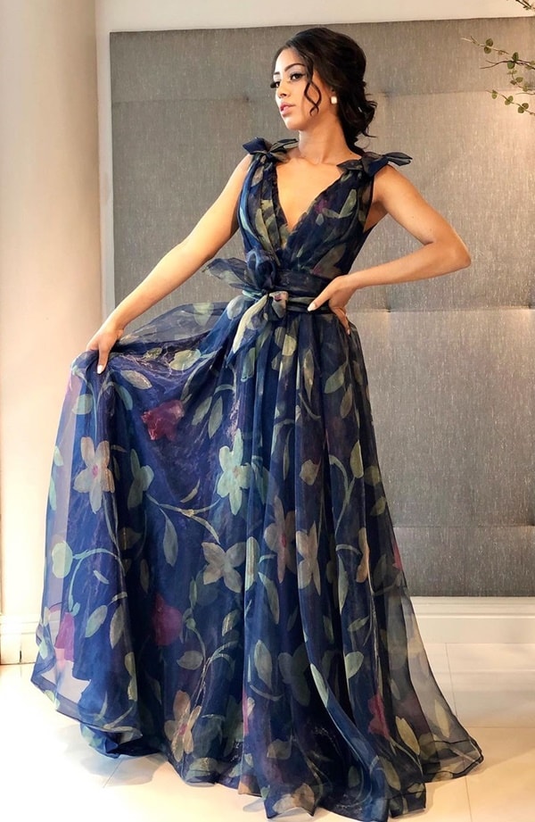 Vestido longo azul com estampa floral