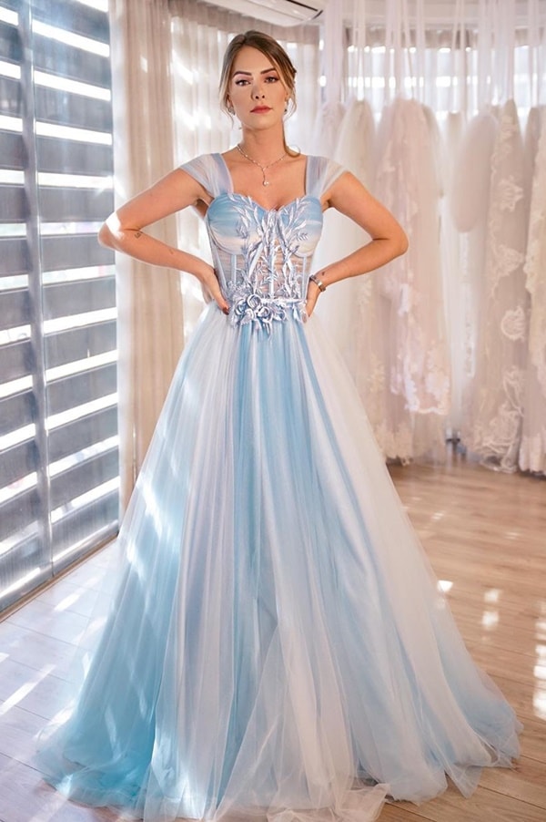 vestido azul serenity para madrinha de casamento com corpete estruturado e bordado