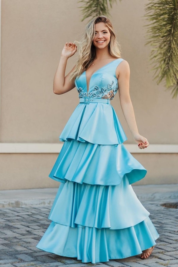 Vestido longo azul claro  com saia em camadas, cintura marcada com cinto e bordado na parte superior do vestido