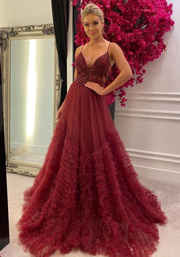 vestido de festa marsala com saia de tule e bordado no busto