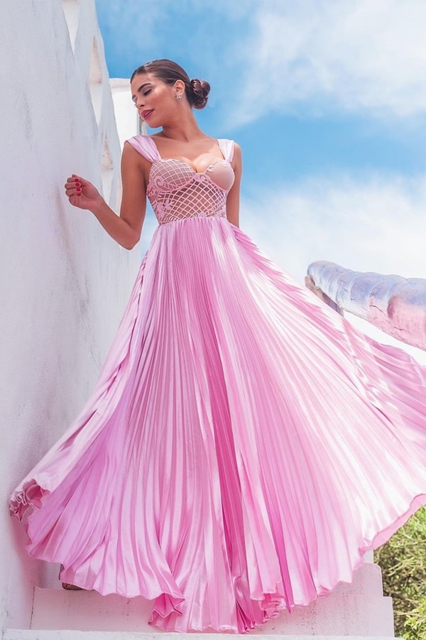 vestido de festa longo rosa com saia plissada e brilho no tecido do vestido