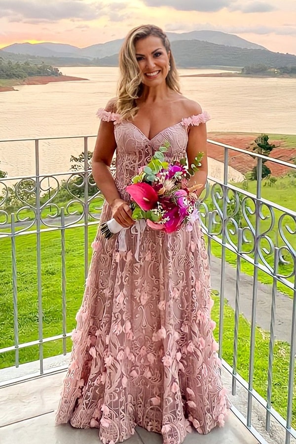 vestido rose com bordado 3D para madrinha de casamento