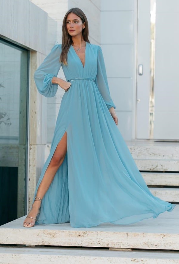 vestido longo azul fluido com mangas longas