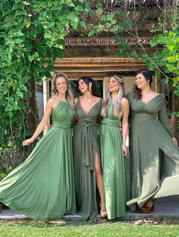 madrinhas de casamento usando vestidos verde oliva