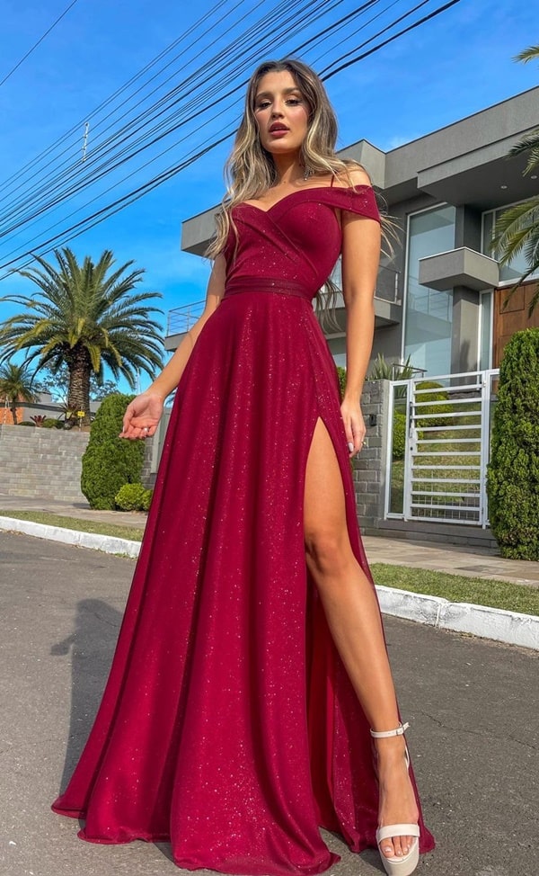 vestido longo marsala tecido com brilho e fenda