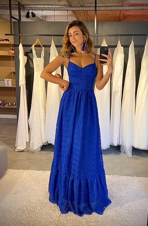 vestido longo azul bic com rendado para convidada de casamento
