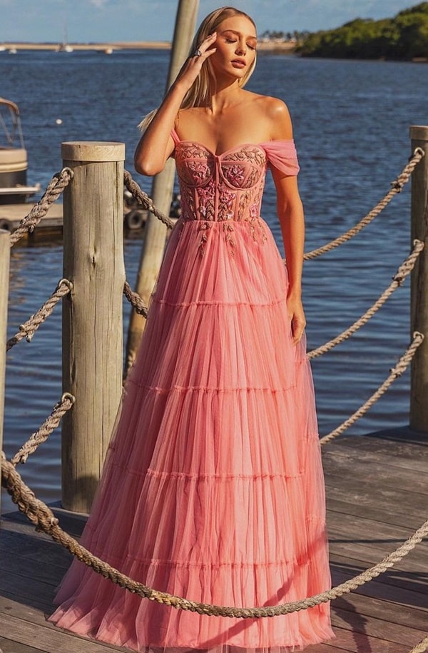 vestido longo rose com corpete estruturado e bordado