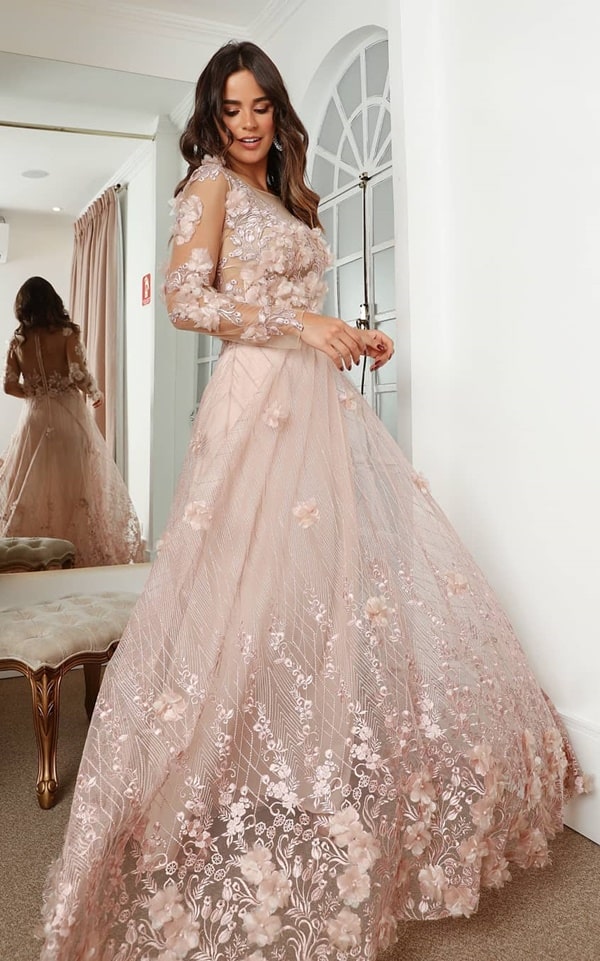 vestido de festa longo rosa com mangas longas, saia ampla e todo bordado em flores 3D